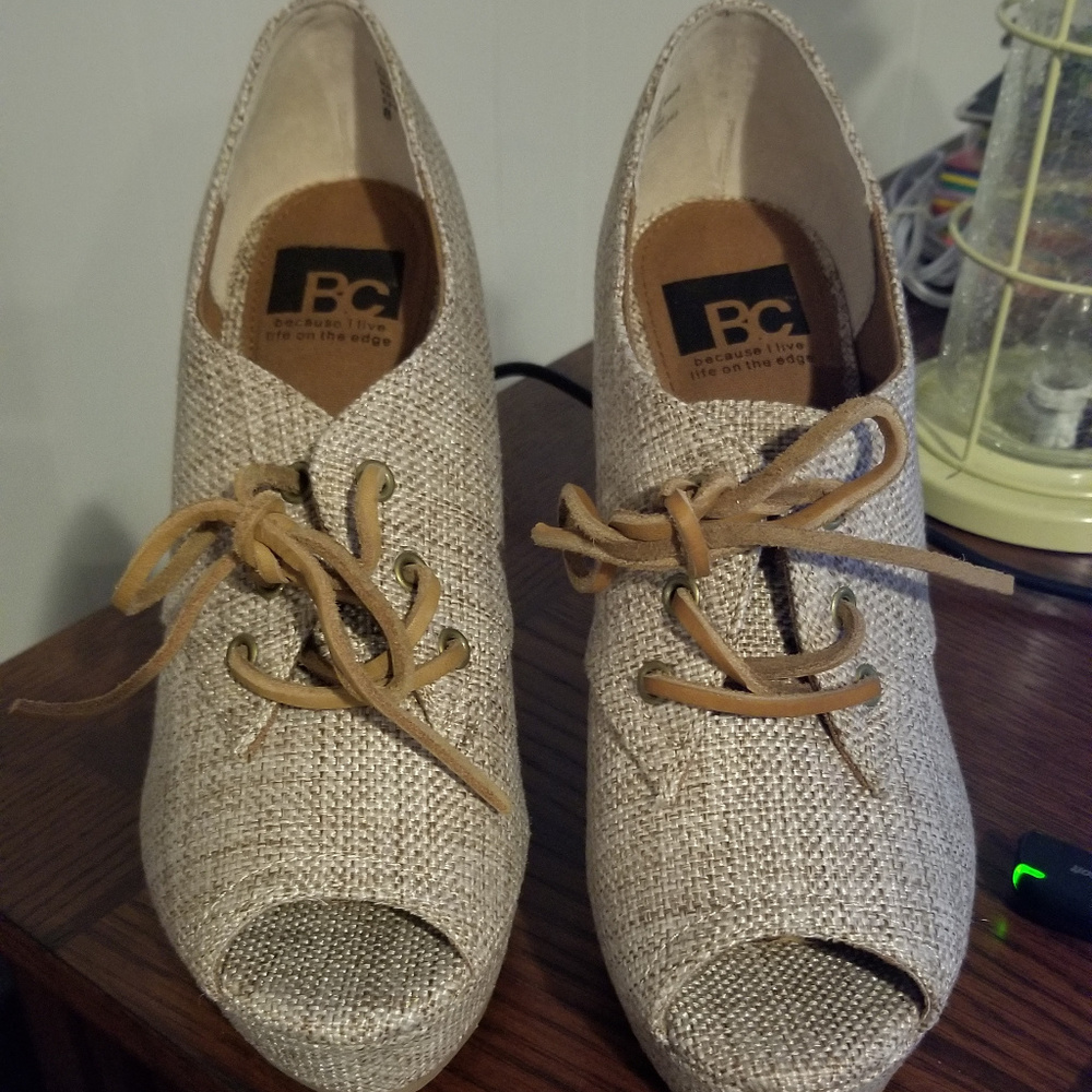 BC from American Eagle Size 8 Open Toe Tan Wedges